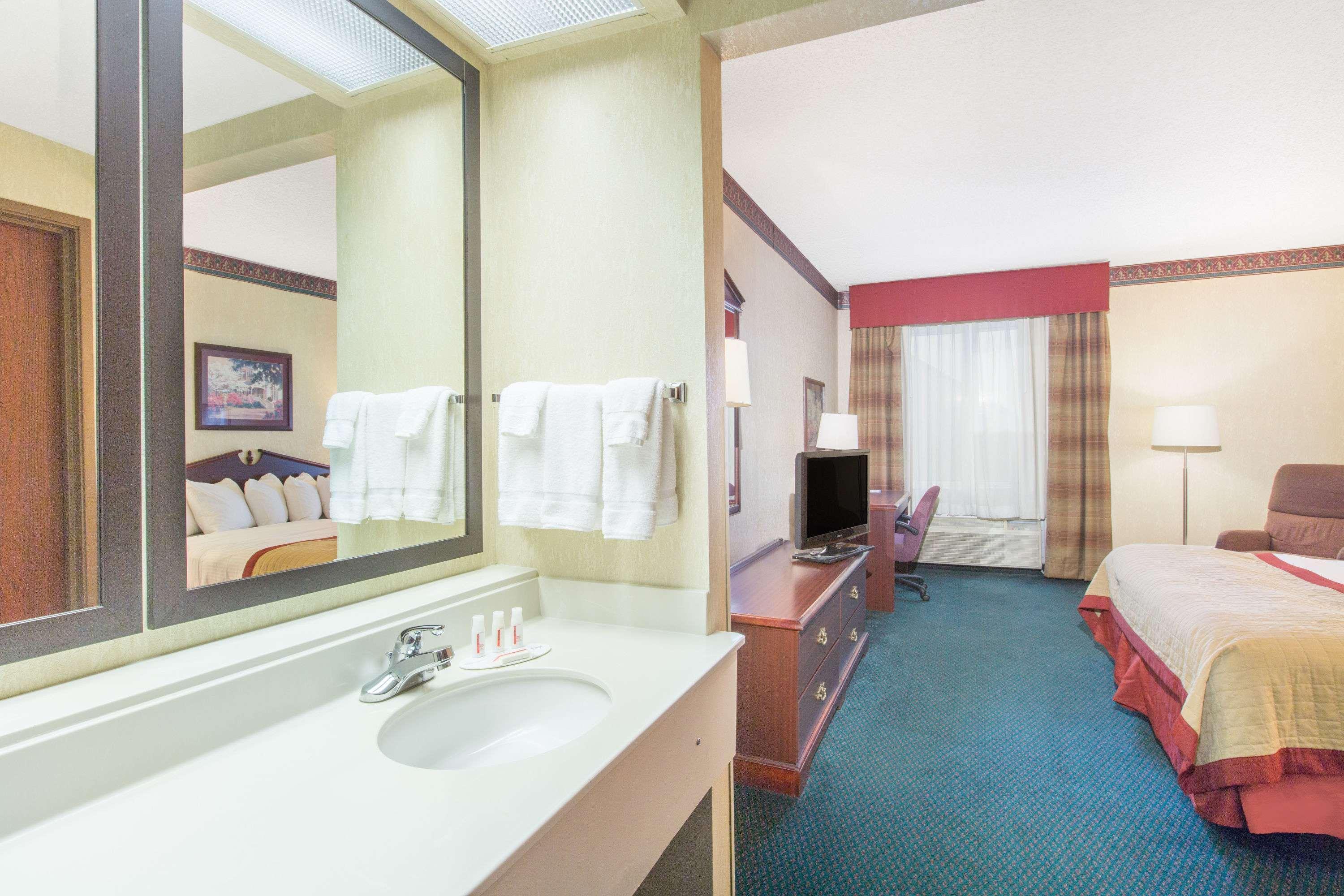 Baymont By Wyndham Jonesboro Hotel Bagian luar foto