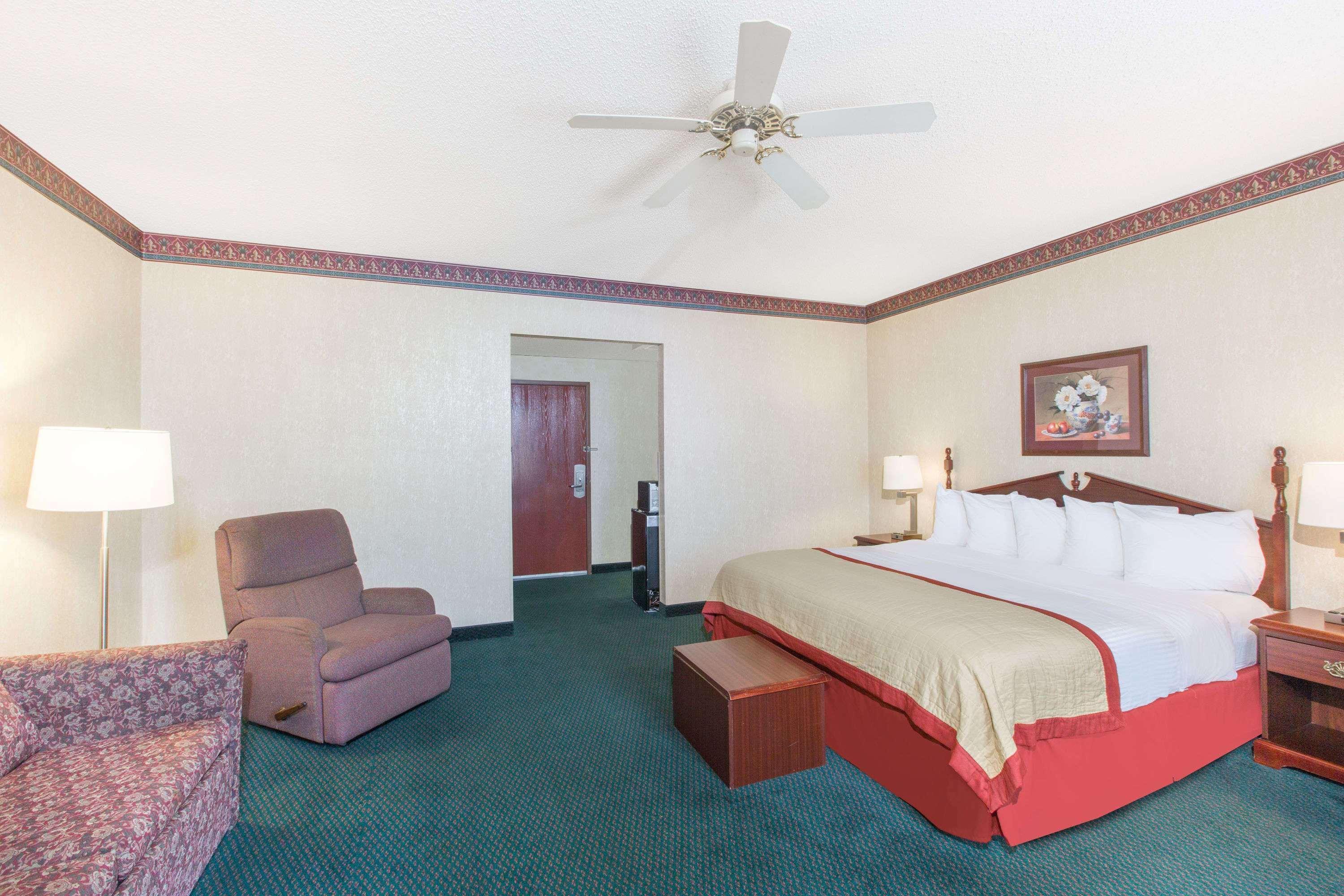 Baymont By Wyndham Jonesboro Hotel Bagian luar foto