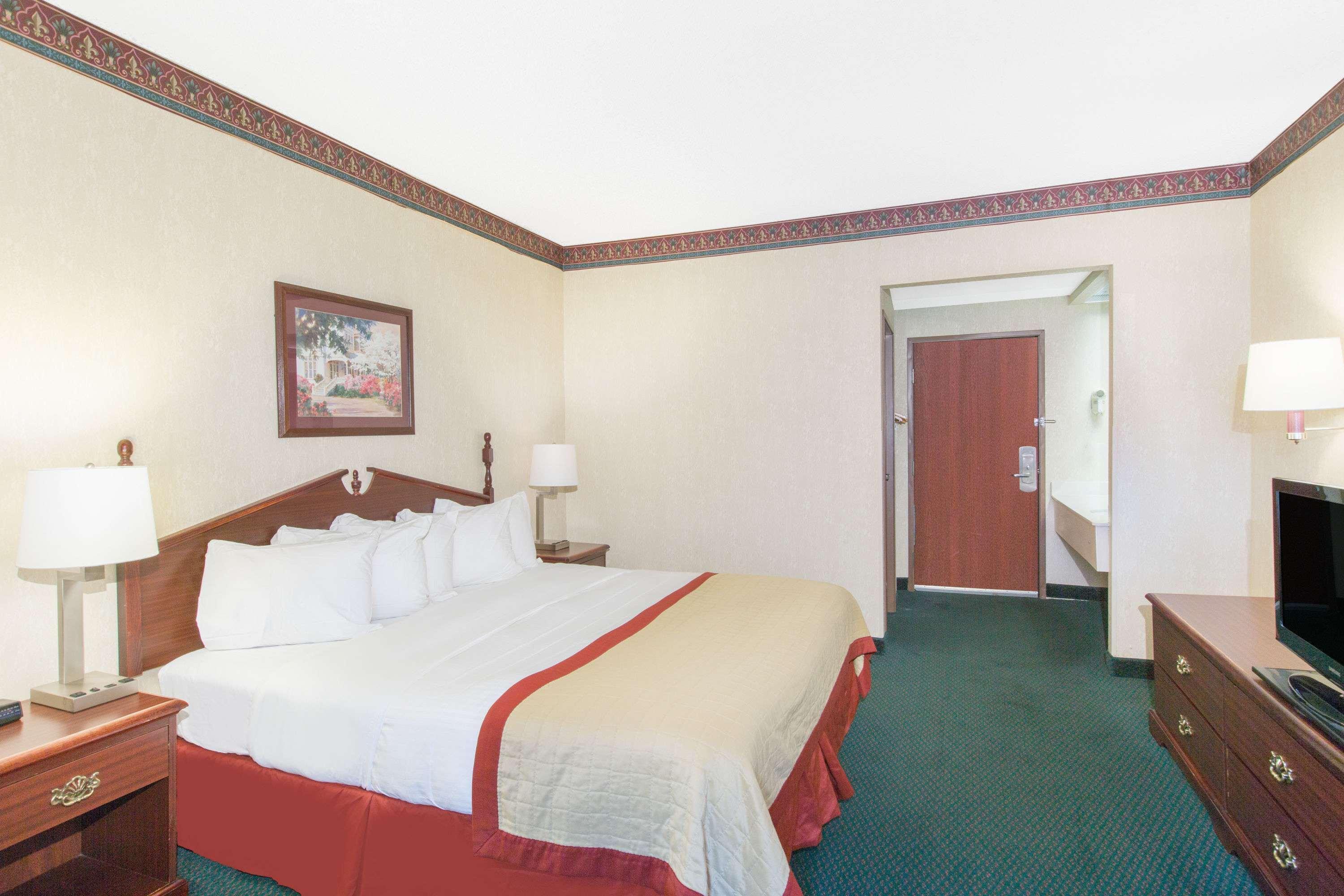 Baymont By Wyndham Jonesboro Hotel Bagian luar foto
