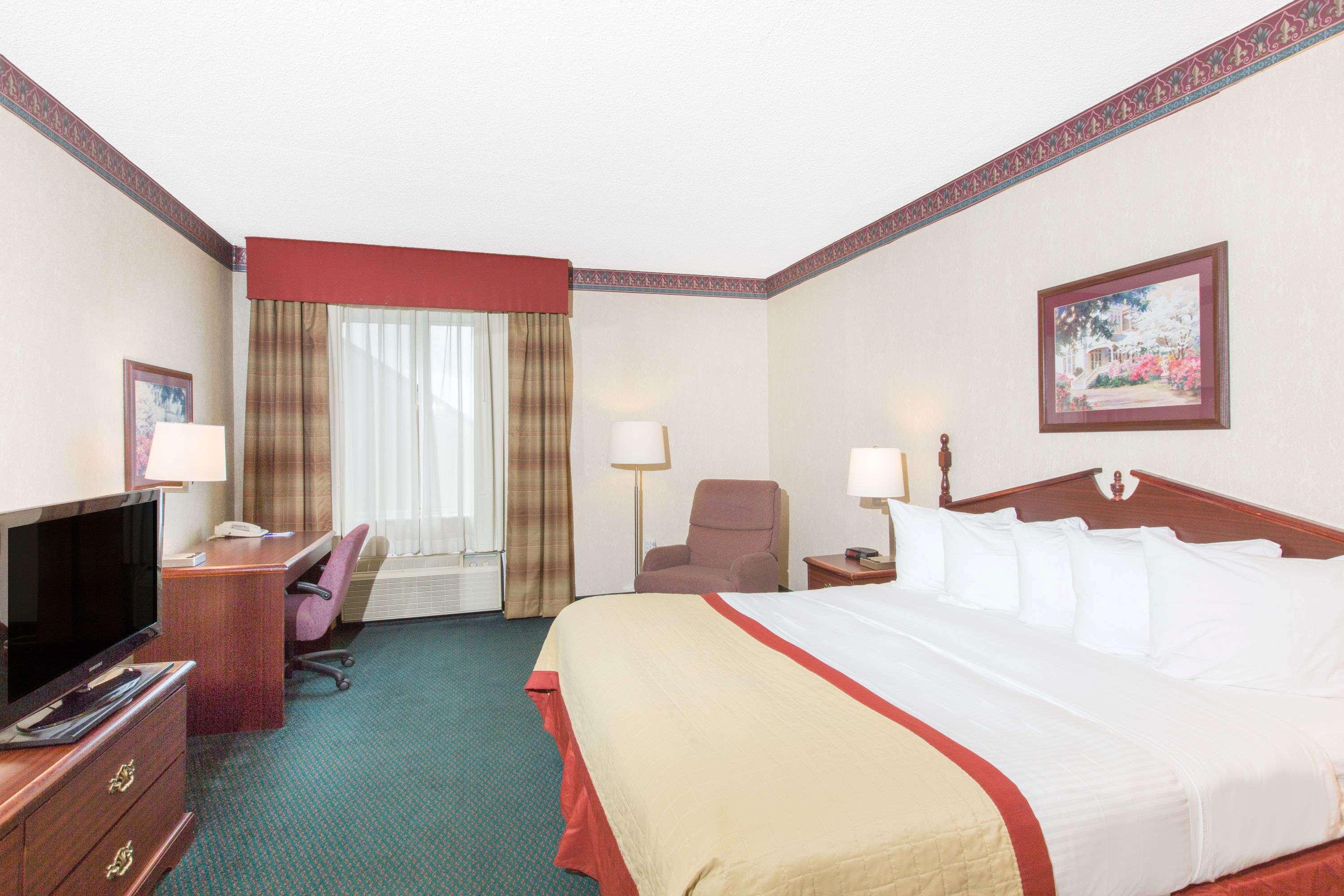 Baymont By Wyndham Jonesboro Hotel Bagian luar foto