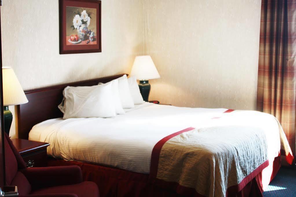 Baymont By Wyndham Jonesboro Hotel Bagian luar foto